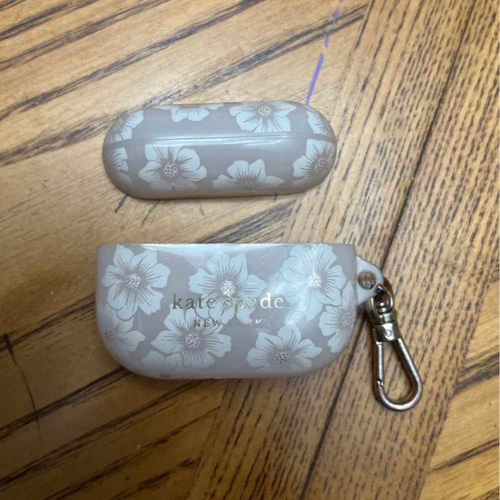 AirPods Pro’s hard case